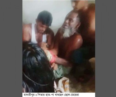স্ত্রী-সন্তান মিলে হাত-পা বেঁধে নির্যাতনের ভিডিও ভাইরাল স্ত্রী-সন্তান মিলে হাত-পা বেঁধে নির্যাতনের ভিডিও ভাইরাল